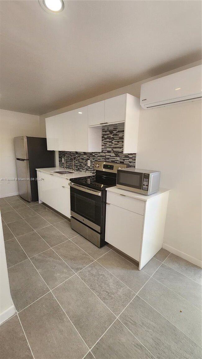 Building Photo - 9740 Colonial Dr