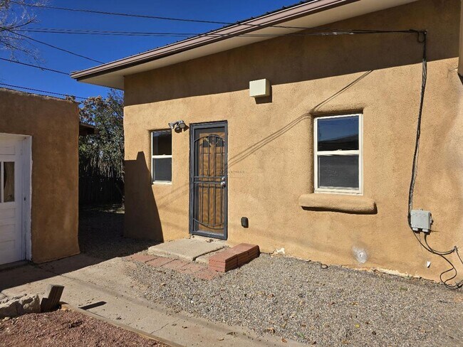 Building Photo - 624 Paulin St