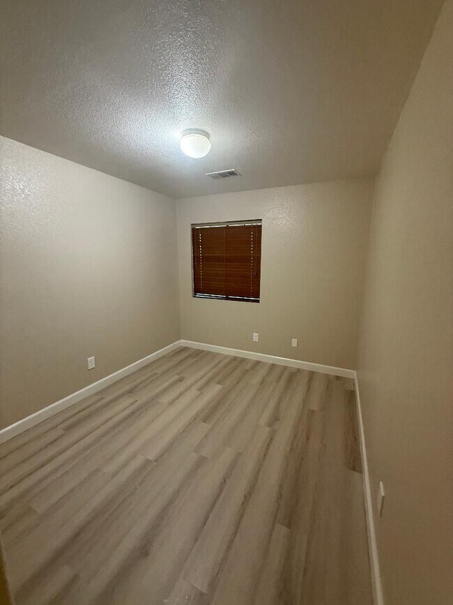 Building Photo - FOR RENT – Spacious 5 Bed / 3 Bath Home in Calexico!