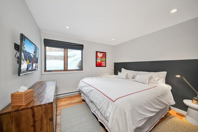 Building Photo - 450 S Pine St