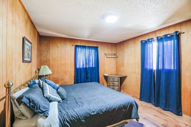 Building Photo - Cozy One Bedroom One Bath Retreat -  FURNI...