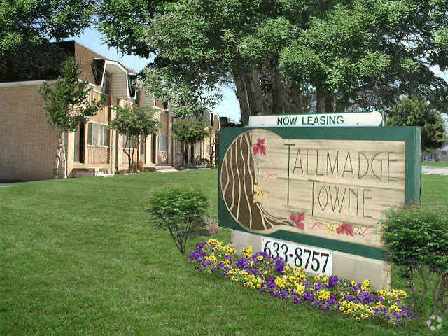 Entrance - Tallmadge Towne Apartments