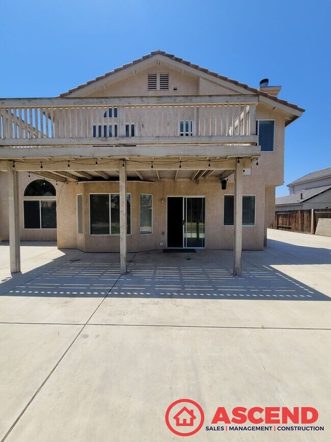 Building Photo - Stunning 5 Bedroom In Gated Community!