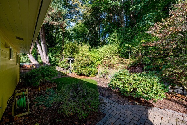 Building Photo - Spacious 4BR/2 BA Home in Quiet North-End ...