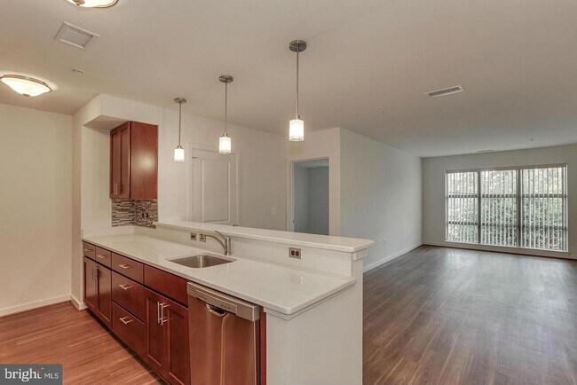 Building Photo - 905 N Arlington Blvd