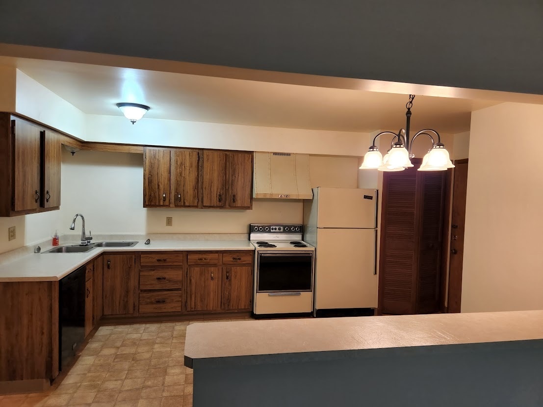 Kitchen - 301 E 1st Ave