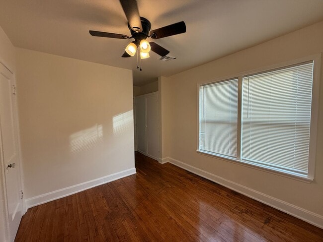 Building Photo - Newer Remodel 1 bed 1 bath with Private Patio