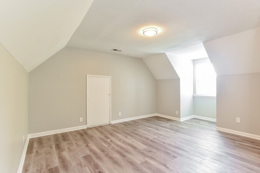 Building Photo - 311 Shadylake Dr