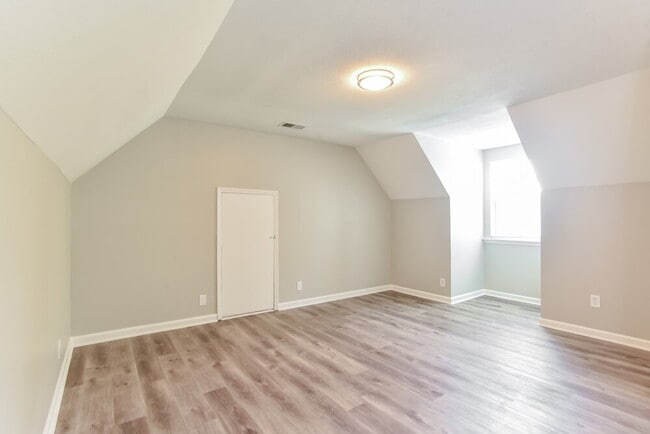Building Photo - 311 Shadylake Dr