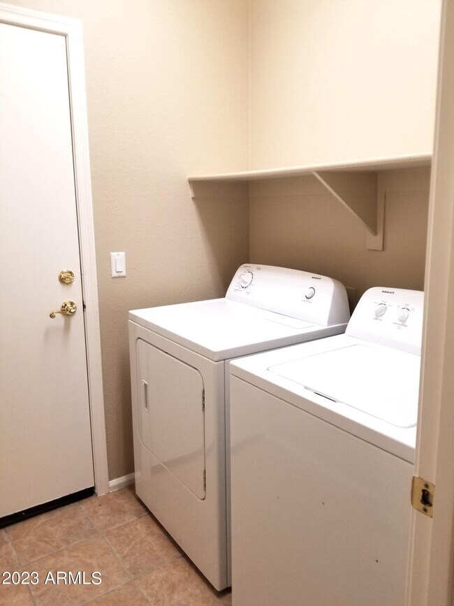 Building Photo - 712 E Marigold Pl