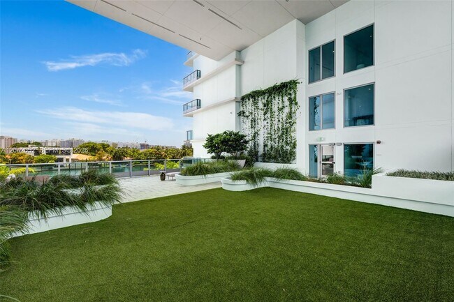 Building Photo - 9221 E Bay Harbor Dr