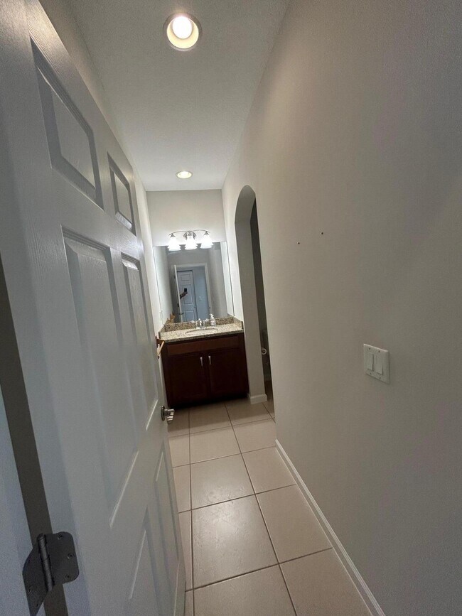 Building Photo - 11066 SW Sunrise Lk Ter