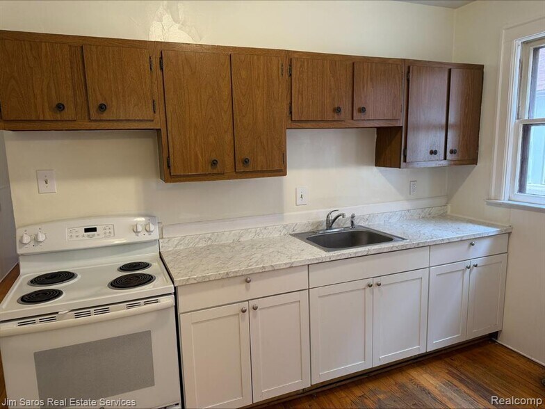 Building Photo - 825 Beaconsfield Ave