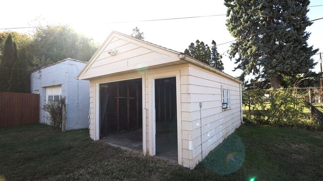 Building Photo - 3 Bedroom House