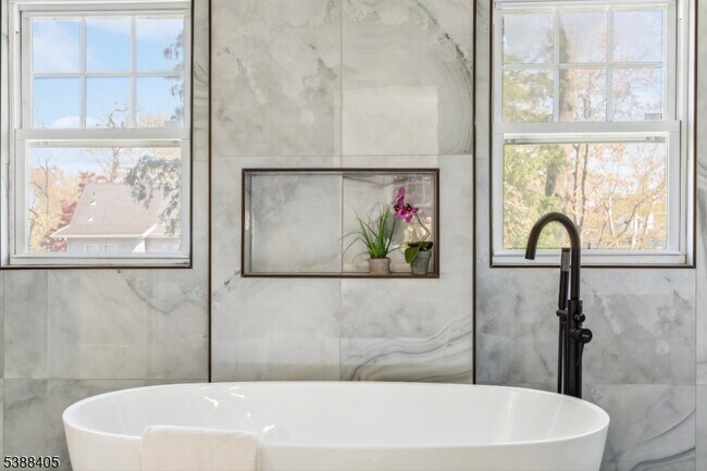 Building Photo - 648 E Broad St