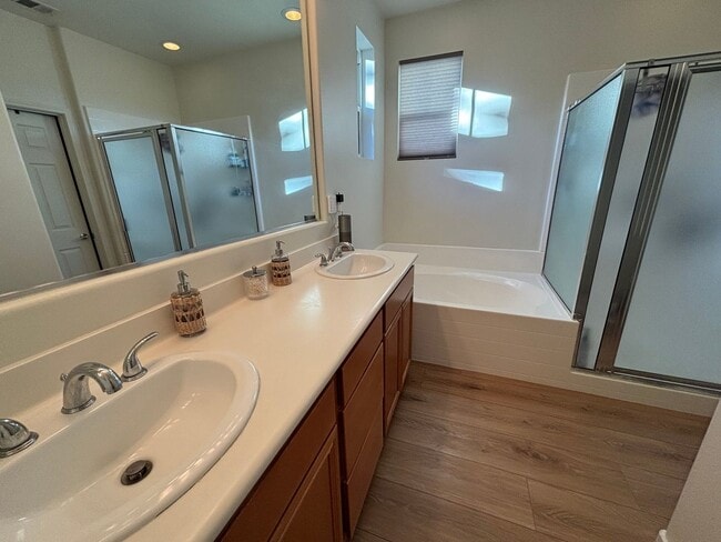 Building Photo - Beautiful 3-Bedroom Home with Loft and Ful...