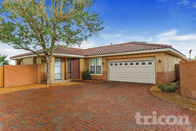 Primary Photo - 13574 W Cypress St