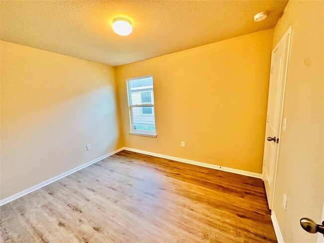 Building Photo - 704 Silver Wing Dr