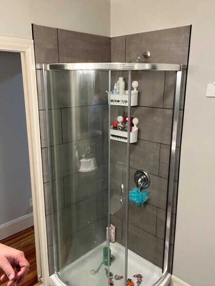 1st full bath - 4333 Eileen Dr