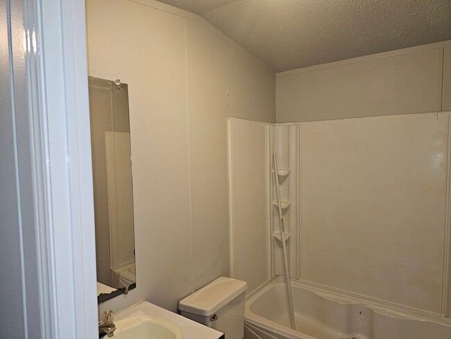 Building Photo - 3 bed 2 bath Mobile Home