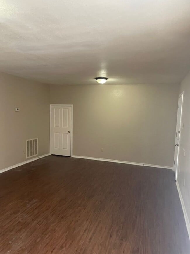 Building Photo - Spacious 2 Bedroom, 1 Bathroom Apartment