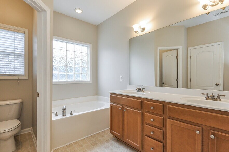 Building Photo - 1040 Bridlemine Dr