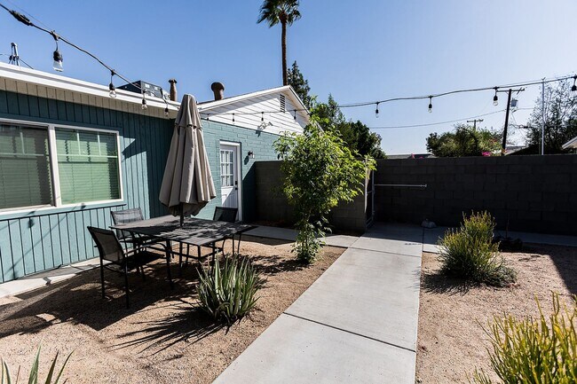 Building Photo - 1 Bed | 1 Bath -  Bungalow Style Unit