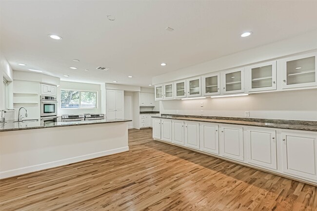 Building Photo - 1207 Thomas Dr