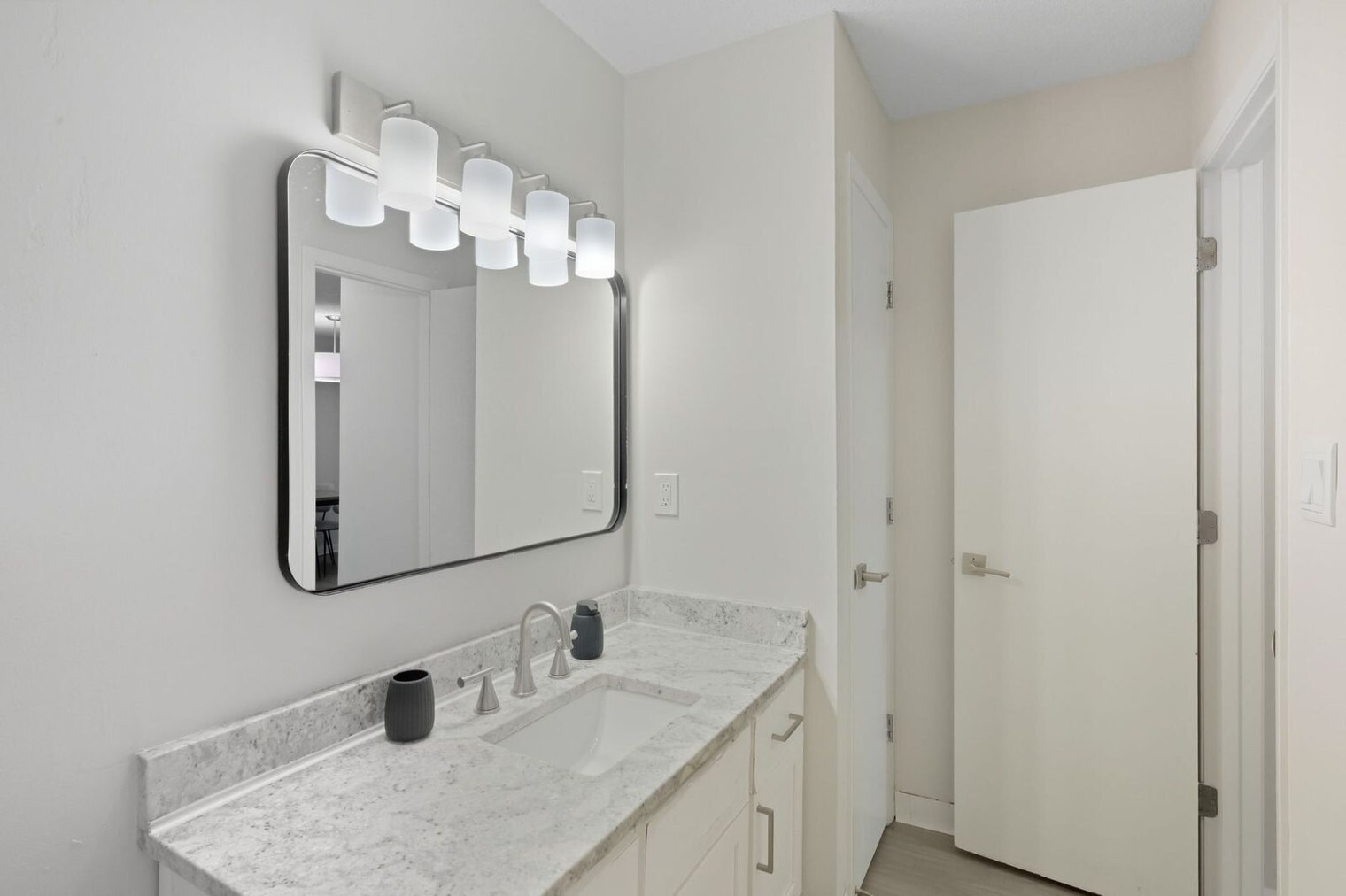 Building Photo - 2301 Deer Path Cir