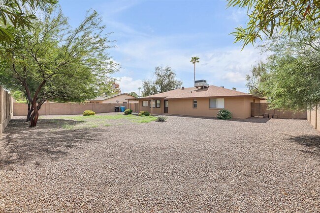 Building Photo - Gorgeous 4-Bedroom Home in Prime 85254 Loc...
