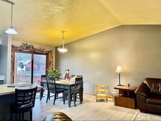 Building Photo - 5910 Thatcher Dr