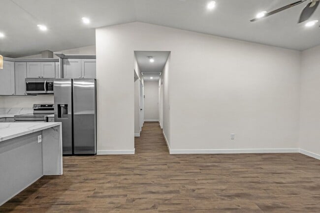 Building Photo - Up to $1400 off 1st month!! Vista - 3 bed/...