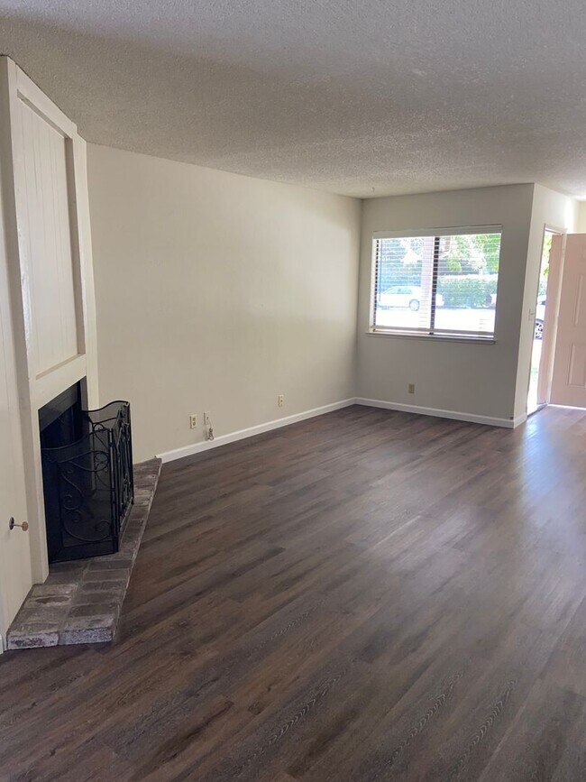 Building Photo - Roomy 2bdrm 1bath duplex off Fair Oaks Blvd near Madison Ave