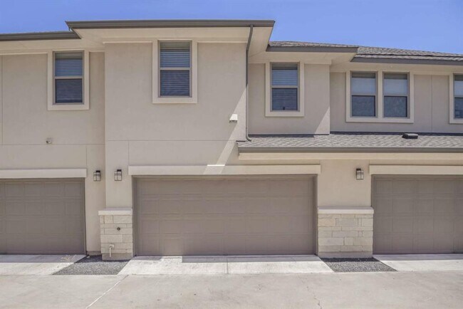 Building Photo - 13800 Lyndhurst St