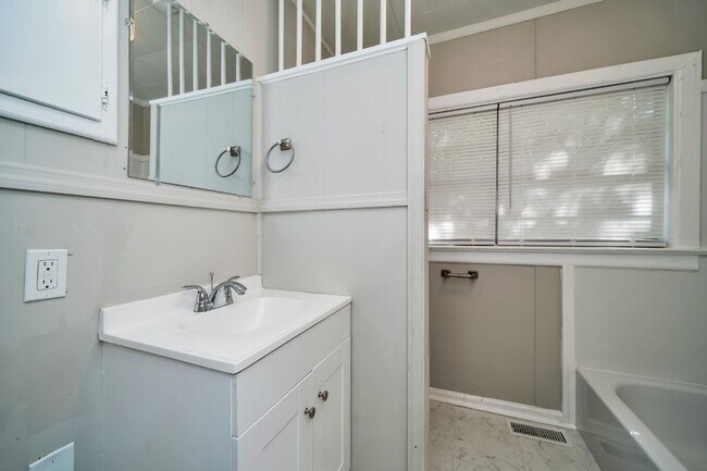 Building Photo - Move in Promo: $250 Off First Month's Rent!