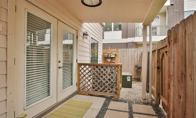 Building Photo - 908 Garden Oaks Terrace