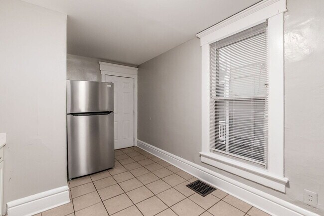 Building Photo - 25 E Blake Ave
