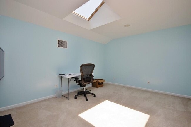 Building Photo - 836 Huntington Dr