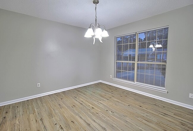 Building Photo - 705 Edgewood Ct