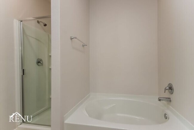 Building Photo - 10429 Sweetwater Creek Dr