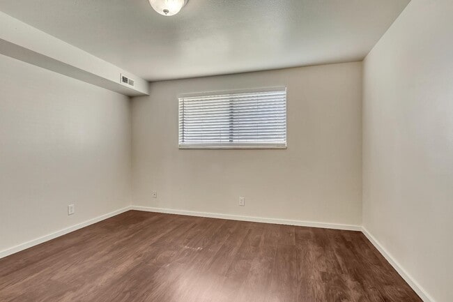 Building Photo - 817 W Heather Ln