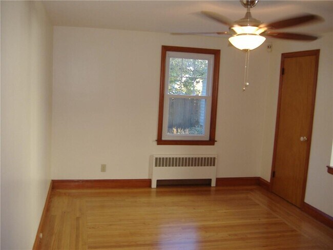 Building Photo - 18 Burnside St