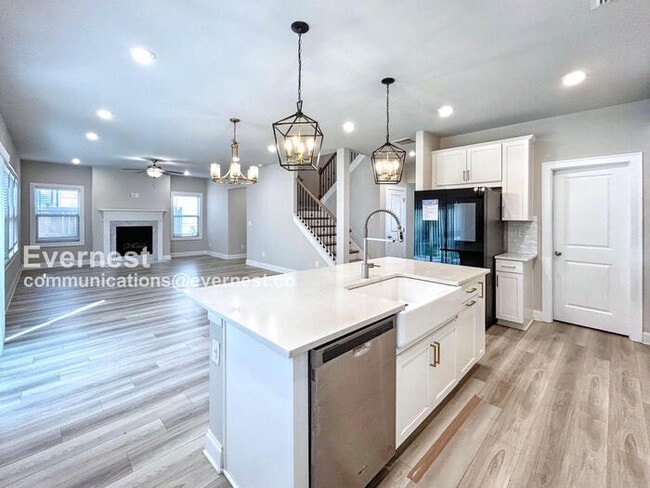 Building Photo - 662 Stately Dr