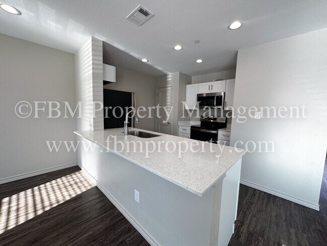 Building Photo - Hidden Creek Townhomes, Unit 311 - Gorgeou...