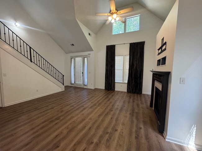 Building Photo - 1343 Island Pl E