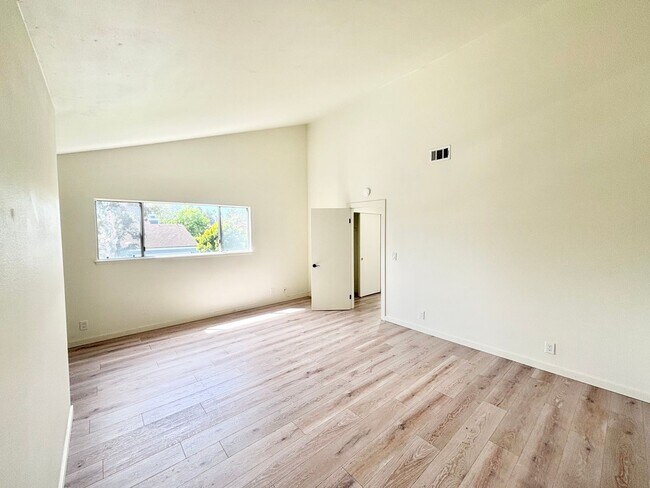 Building Photo - 437 Reed Way