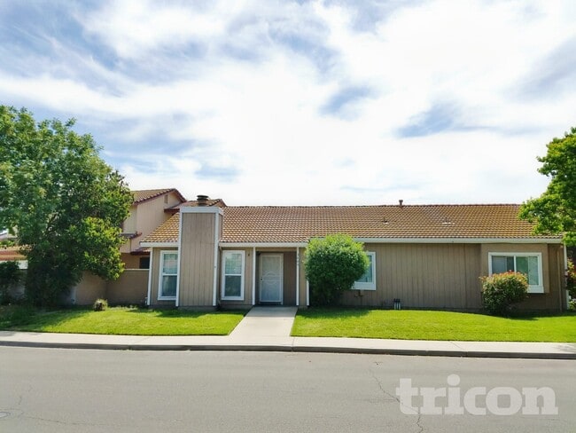 Building Photo - 3400 Suffolk Dr