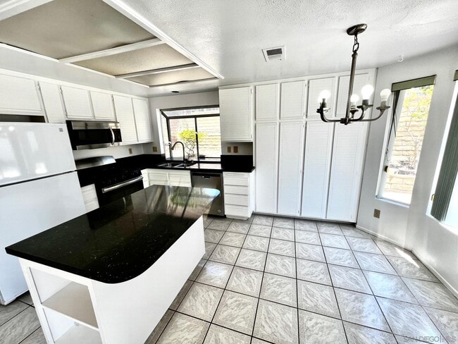 Building Photo - 1370 Montego Ct