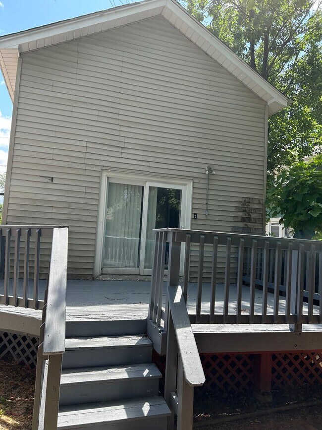 Building Photo - 9505 Sladden Ave