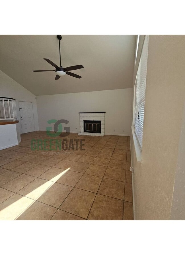 Building Photo - Beautiful 3 BEDROOM 2.5 BATH HOME IN MODES...